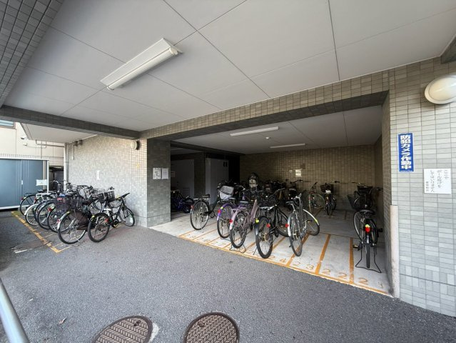 モアクレスト南葛西の駐輪場|雨の日の荷物の出し入れや小さなお子様との移動も快適・スムーズです！