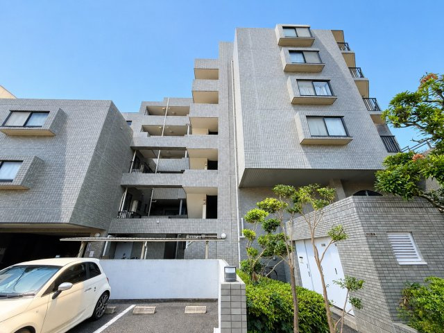 モアクレスト南葛西の外観|街並みに美しく調和する落ち着いた外観が、住まいの品格を高めます。