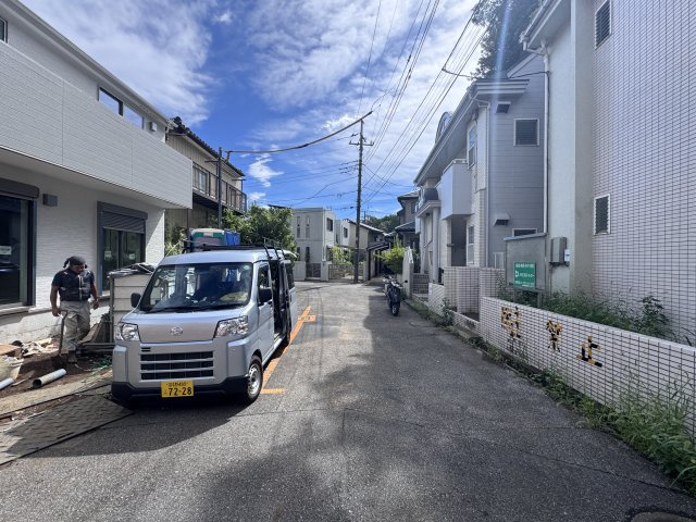 柏市柏新築戸建【柏第五小学校：9分】の前面道路含む現地写真|南側前面道路・幅員約6ｍ