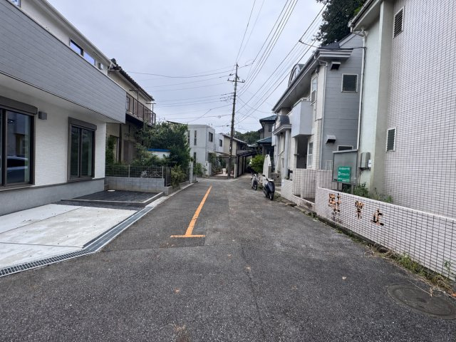 柏市柏新築戸建【柏第五小学校：9分】の前面道路含む現地写真|南側前面道路・幅員約6ｍ