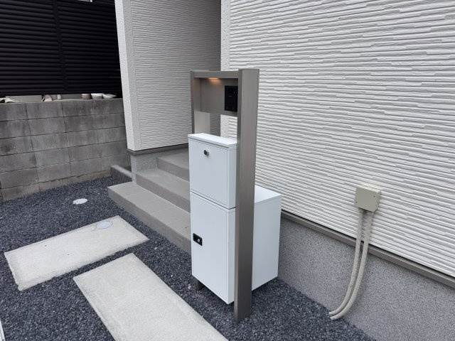 柏市柏新築戸建【柏第五小学校：9分】の防犯設備|インターホン・宅配ボックス完備