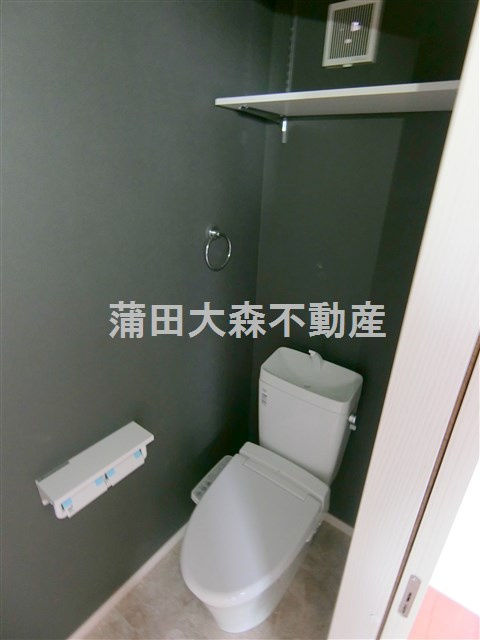 グローリア西蒲田のトイレ|棚と温水暖房便座付きのトイレ