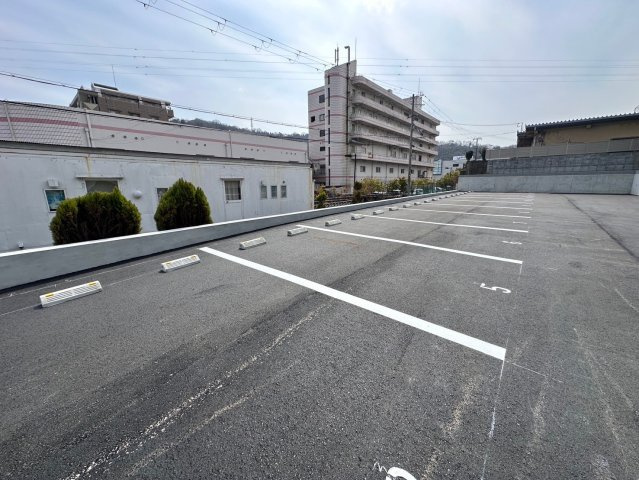 ラ　グリシーヌ青山の駐車場
