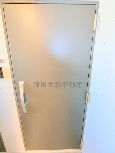 ADORE URBAN大森町Aの玄関