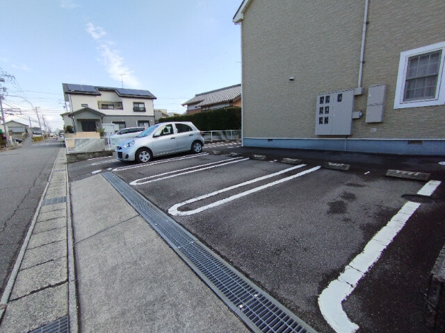 モデストハピネスの駐車場