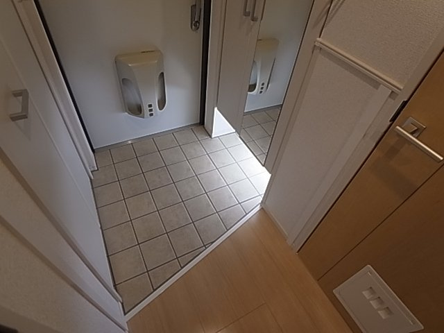神戸市兵庫区御崎本町１丁目の賃貸マンションの玄関