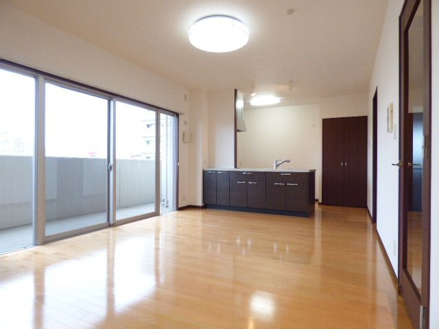 エイルマンション諏訪野町の居間・リビング|広いリビングです☆