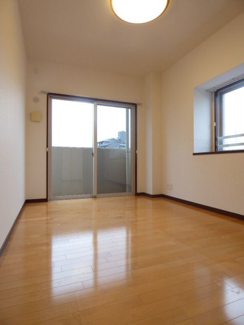 エイルマンション諏訪野町の寝室|風通しも良い寝室です☆