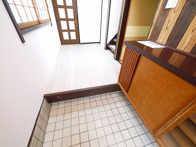 あやめ池南３丁目戸建ての玄関
