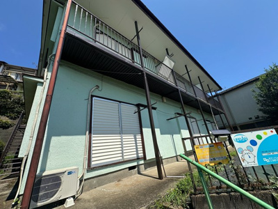 【外観】 | 第一花園荘 | 最寄りバス停まで徒歩3分の2階建てアパート！雨の日の通勤やお出かけもバス利用でスムーズ♪スーパーも近くて便利な住環境です☆