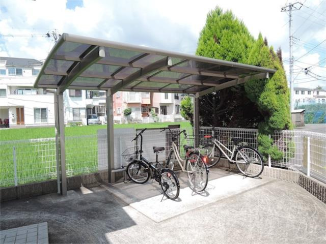 川崎市多摩区生田１丁目のアパートのその他共用部分|屋根付きの駐輪場