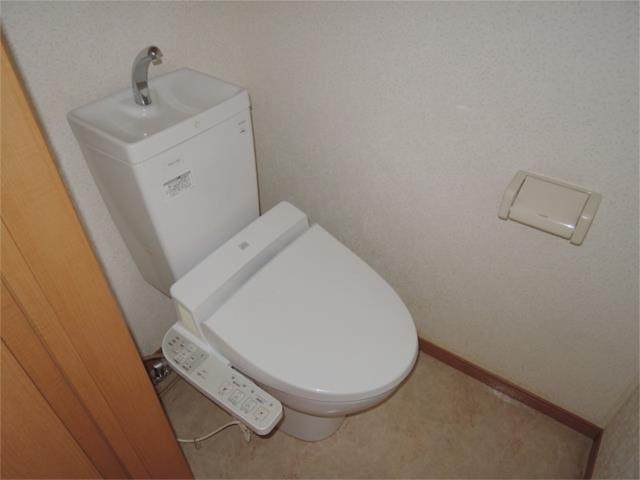 川崎市多摩区生田１丁目のアパートのトイレ|トイレには快適な温水洗浄便座付