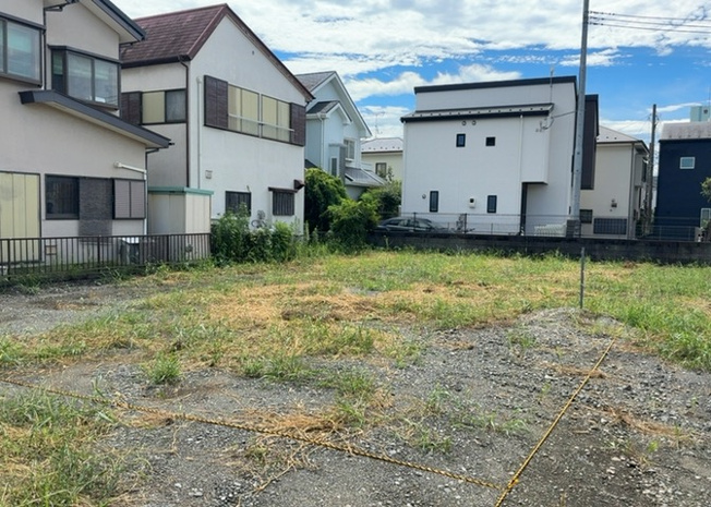 【外観】 | 土地の形が極端に長細かったり、狭小地、あるいは道路との高低差がある傾斜地だった場合、後々売ろうとしても買い手がつかない場合もあります。後々、売却することになった時に価値の下がらない土地を選びましょう。
