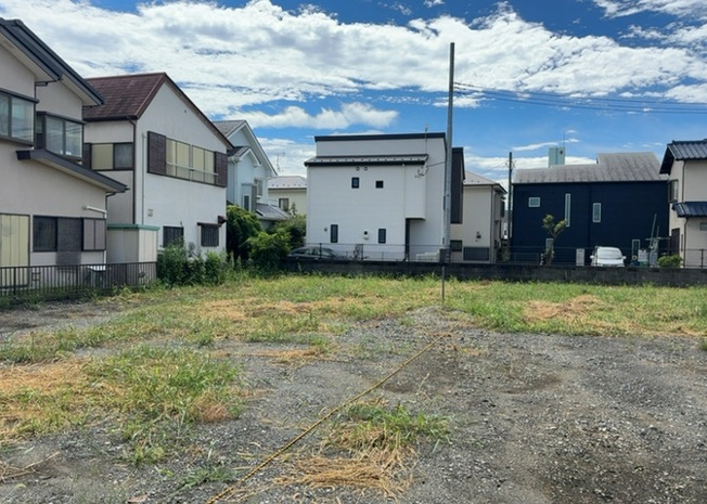 【外観】 | 家を建てる場合、方位は要チェックです。現実的に日当たりのよい家ならばリビングは南側、建築基準法でも北側に当たる家への配慮は求められています。土地を見学に行く際は、方位磁針を持って行くようにしましょう。