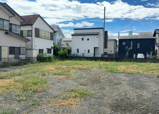 【外観】 | 土地を買う際、住む地域の自治体や福祉の補助制度にも注目してみましょう。子供や老人の医療補助やゴミ出しのルールなど、自治体によってルールに大きな違いがあるため、暮らしやすい土地で判断するとよいでしょう。
