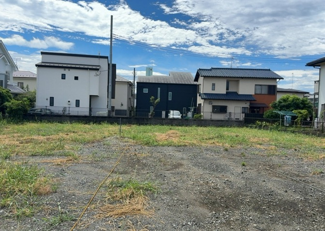 【外観】 | 土地の前の道路に消火栓が設置されていることがあります。この場合、道路交通法第45条第1項により、駐車禁止の場所が指定されています。そのため、車庫などの駐車スペースをつくることができない場合があります。