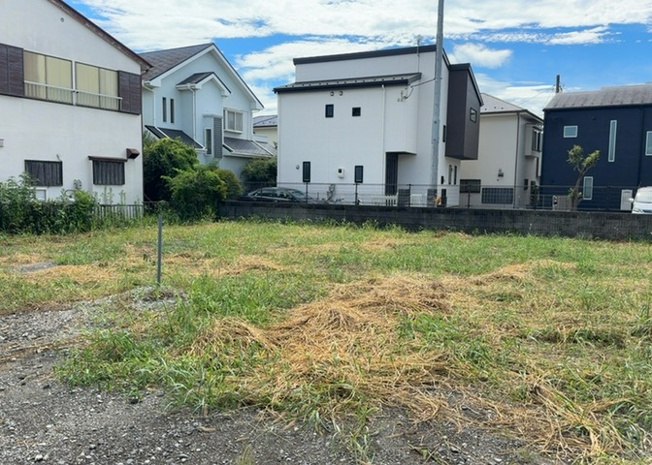 【外観】 | 現地に行くなら、物件の周囲の地形がどうなっているかを見ることも大切です。周辺より低くなっている土地では、大雨などで水が集まりやすいため、地盤が弱くなっているということも考えられるため、注意が必要です。