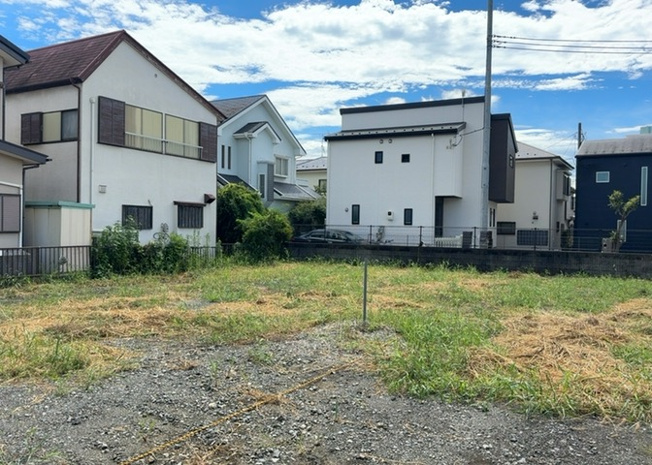 【外観】 | 隣家の土地はどうなっているのか、生活利便施設が近くにあるのか、学校まで近いかなど、お客様のライフスタイルにあわせたイメージが重要です。また、近くにあると困る施設が近くにないかも確認するといいでしょう。
