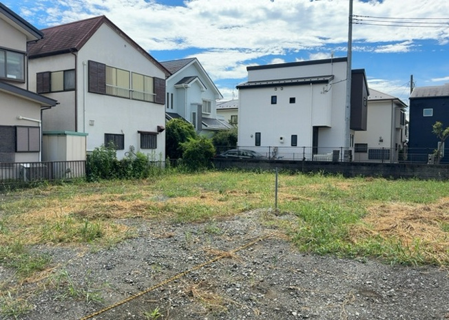 【外観】 | 人が暮らすうえで日光は大切な要素となります。日当たりの良さは譲れないポイントですね。併せて近くに大きな建築物の建築予定がないか、あるいはそれが可能な土地が近くにないか事前に確認することもお勧めします。