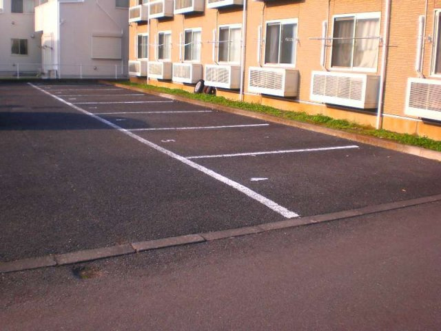 レオパレスカーサ　Ｔの駐車場