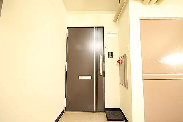 鶯谷マンションの玄関
