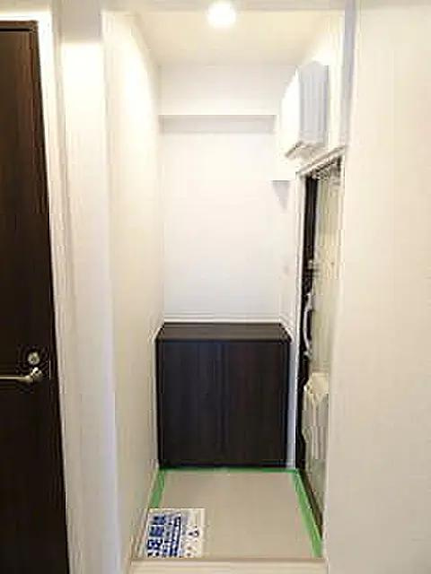 鶯谷マンションの玄関