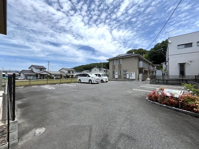 シャインピーチの駐車場
