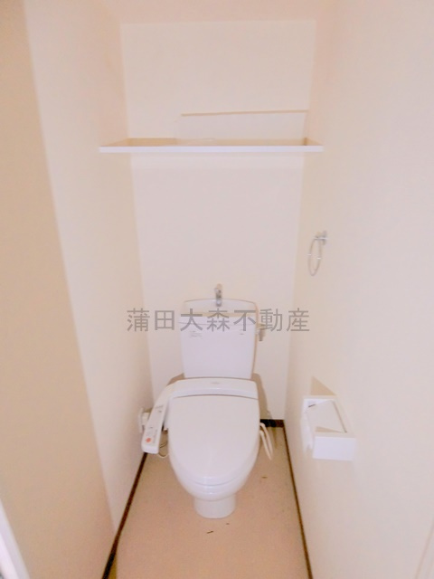 サンテミリオン池上駅前のトイレ|棚と温水洗浄便座付きのトイレ　