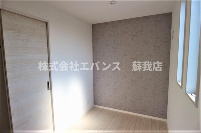 【寝室】 | ＲＥＧＡＬＥＳＴ浜野 | 広くて明るい寝室