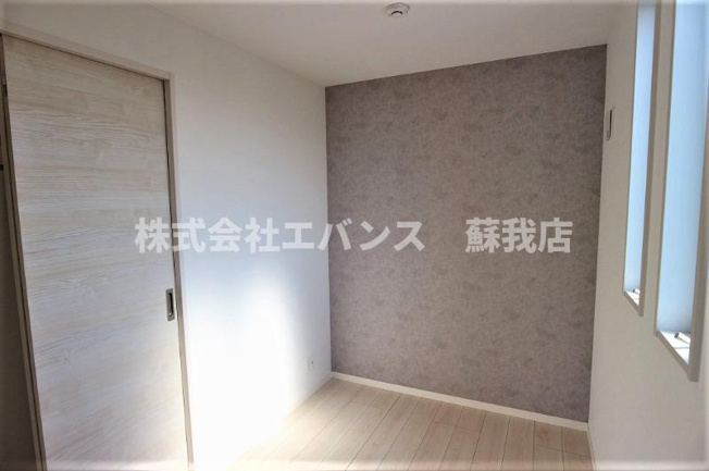 【寝室】 | ＲＥＧＡＬＥＳＴ浜野 | 広くて明るい寝室