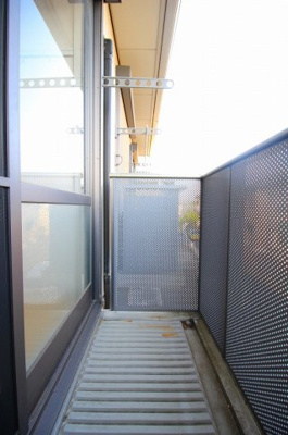 【バルコニー】 | ヴィラ小谷田 | 退去前のため、別部屋のお写真です。