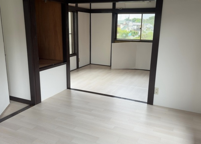 【寝室】 | 寝室でゆっくりと過ごすためにはベッド周りの適度な空間を担保することや窓の位置、照明の明るさ、寝室の広さなどを考える必要があります。自身や家族の構成とライフスタイルに併せて寝室にする部屋を選びましょう！