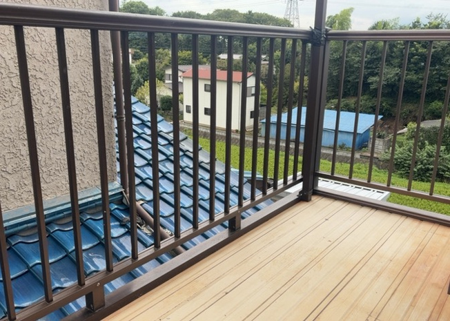 【バルコニー】 | バルコニーは、室外の専用スペースのうち、「屋根がなく開放された空間」であるものを指します。ベランダより広いタイプのものが多く、日当たりもよいため家庭菜園などを楽しみたい人にとって適した環境となります。