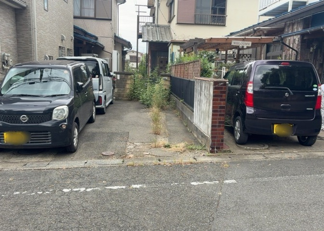 【前面道路含む現地写真】 | 住宅用の土地では前面道路に2m以上接していなければならないと法律で定められています。しかし、お持ちの車のサイズやライフスタイルなどにより、2mでは利便が悪い場合もございますので、事前に確認しましょう。