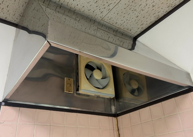 【冷暖房・空調設備】 | ２４時間換気と一般的な換気扇は役割が違います。２４時間換気は室内の空気を循環して、シックハウスや結露を防ぐ役割があるため常に動かす必要があります。一方の換気扇の役割は短期間で空気を入れ替えることです。