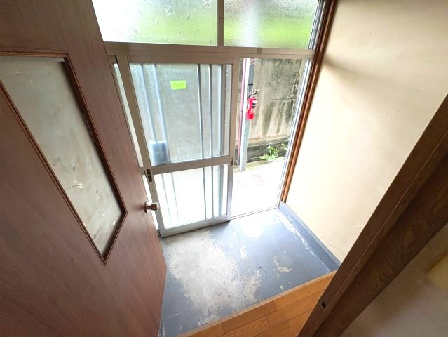 山中田アパートの玄関
