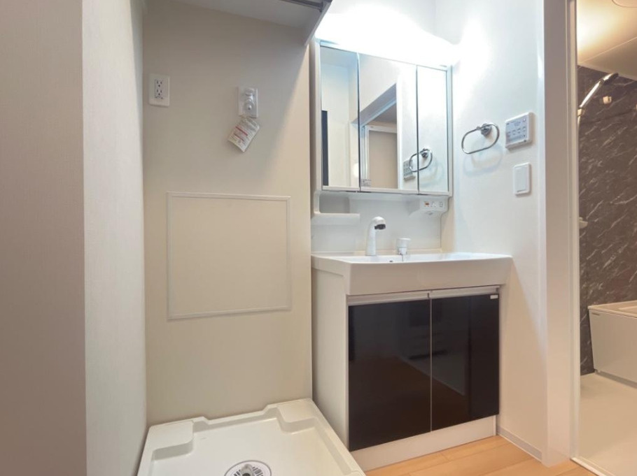 ネオグランコートの洗面所|※写真は同一メーカーが手掛けた同間取りの参考写真です。設備の色味や細部デザインは実際のお部屋と異なる場合があるため、現況を優先します。