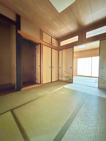 近江八幡市新町1丁目　中古戸建ての和室|・収納を備えた落ち着きのある和室
・客間、お子様の遊び場、お昼寝スペースなど幅広く活用可能
・続き間として使えば、家族や親族が集まる場面にも、ゆとりを持って対応できる使い勝手のよい空間です