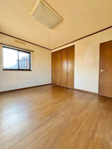 近江八幡市新町1丁目　中古戸建ての洋室|・収納を備えた使い勝手のよい洋室
・主寝室や子ども部屋、在宅ワークスペースなど、家族構成に合わせて使い分け可能
・ベッドやデスクなど家具の配置を考えながら、実際の広さをご確認ください