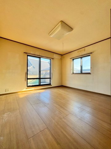 近江八幡市新町1丁目　中古戸建ての洋室|・2方向に窓を設けた、明るさと開放感を感じやすい洋室
・ベッドやデスクを置いても使いやすいシンプルな空間
・寝室や子ども部屋など、自分だけの個室としてゆったり落ち着いて過ごせる一室です