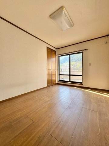 近江八幡市新町1丁目　中古戸建ての洋室|・バルコニーに面した洋室
・大きな開口部から外の景色を望め、開放感を感じやすい一室
・寝室や子ども部屋など、プライベートな時間をゆったり過ごす空間として使いやすい、心地よいお部屋です