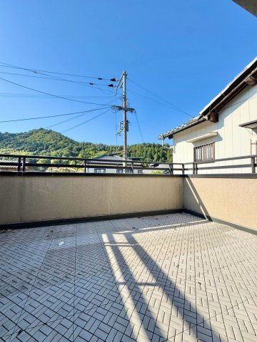 近江八幡市新町1丁目　中古戸建てのバルコニー|・広さにゆとりを感じる開放的なバルコニー
・洗濯物や布団を干す場所としてはもちろん、外の空気を感じて気分転換するスペースにも
・周囲の景色や実際の日当たりも、ぜひ現地でお確かめください