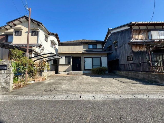 近江八幡市新町1丁目　中古戸建ての外観|・落ち着いた住宅地に建つ7LDK＋2Sの一邸
・土地約62坪、建物約48坪のゆったりサイズ
・部屋数だけでなく、駐車スペースを含めた敷地全体の広がりや建物の存在感も現地でぜひお確かめください