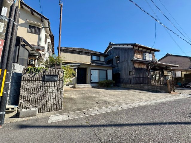 近江八幡市新町1丁目　中古戸建ての前面道路含む現地写真|・道路側から見ても、敷地のゆとりがしっかり伝わる外観
・建物前に広い駐車スペースを確保
・毎日の車の出入りや来客時の駐車、家族が暮らす様子まで具体的にイメージしながら現地をご覧ください