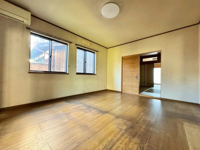 近江八幡市新町1丁目　中古戸建ての居間・リビング|・LDKから和室へつながる、家族の気配を感じやすい間取り
・扉を開けて一体的に使ったり、閉めて個室として使ったり
・普段の団らんから来客時まで、暮らし方に合わせて空間を柔軟に使い分けられます