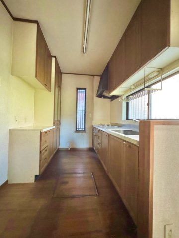 近江八幡市新町1丁目　中古戸建てのキッチン|・吊戸棚や造り付け収納を備えたキッチン
・調理器具や食器、日用品を整理しやすく、作業スペースもしっかり確保
・料理をする方の目線で、収納量や調理中の動きやすさをぜひ現地でご確認ください