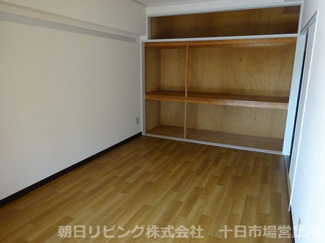 【洋室】 | 洋室6帖の大容量壁面収納（同間取り違う階のお部屋