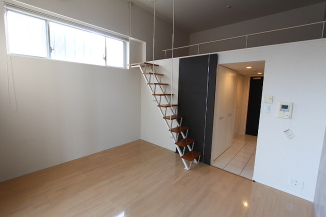 【洋室】 | プライムアーバン芝浦LOFT | ※参考写真　ロフト上に照明　電源もございます
