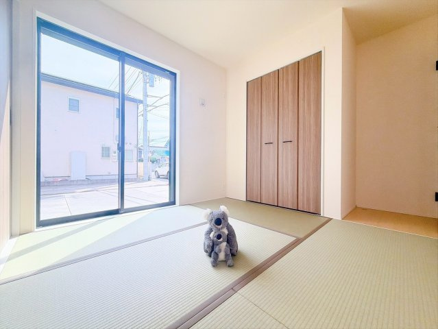 【和室】 | 高崎市下小鳥町　新築住宅 | LDKに隣接している和室。お子様を遊ばせたりお昼寝させたりしながら家事を行えます。