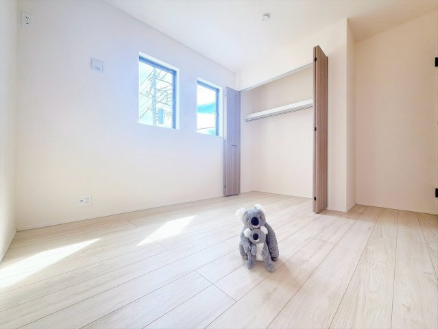 【洋室】 | 高崎市下小鳥町　新築住宅 | 窓からそそがれる暖かみのある明るい空間。広々としたプライベート空間で自分の時間を楽しめます。フローリング仕様で普段のお掃除も楽々です。